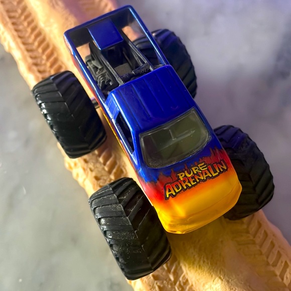 Pure Adrenalin Monster Truck - Picture 5 of 8